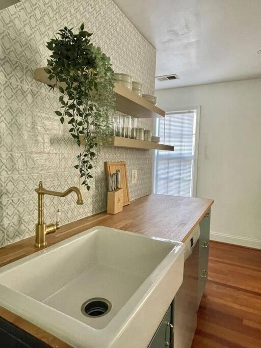 Brand New, Cozy, Modern, One-Bedroom Apartment Falls Church Bagian luar foto